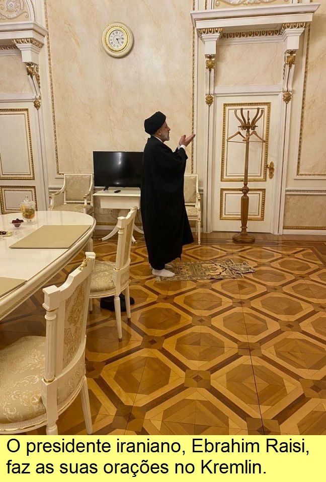 O Presidente iraniano a fazer as suas orações no Kremlin.