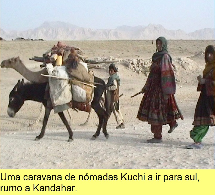 Uma caravana de nómadas Kuchi a ir para sul, rumo a Kandahar.
