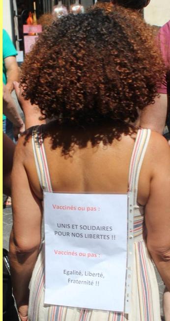 Manifestante em Fran�a contra o passaporte vacinal.