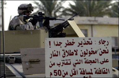 Cartaz:  'Estou autorizado a matar quem se aproximar a menos de 50 metros'.