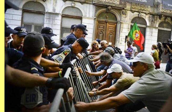 Tumulto � porta do Novo Banco.