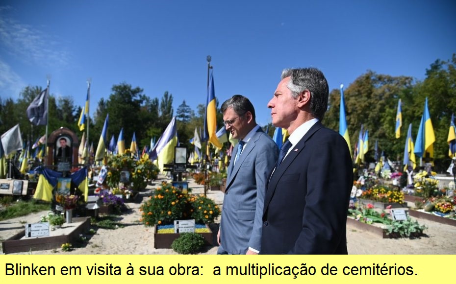 Blinken em visita a um cemitério na Ucrânia.