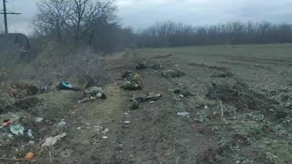 Corpos de soldados ucranianos.