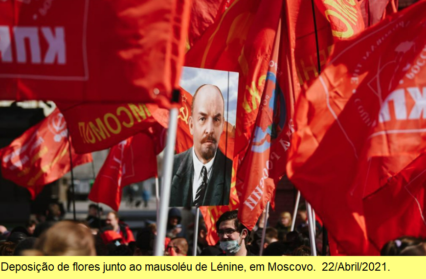 Deposição de flores junto ao mausoléu de Lénine, em Moscovo.