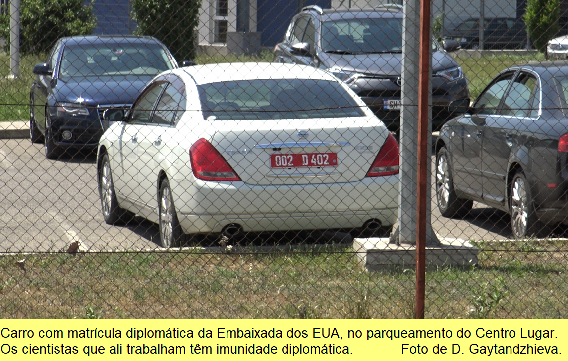 Carro com matrícula diplomática da Embaixada dos EUA no parqueamento do Lugar Center.
