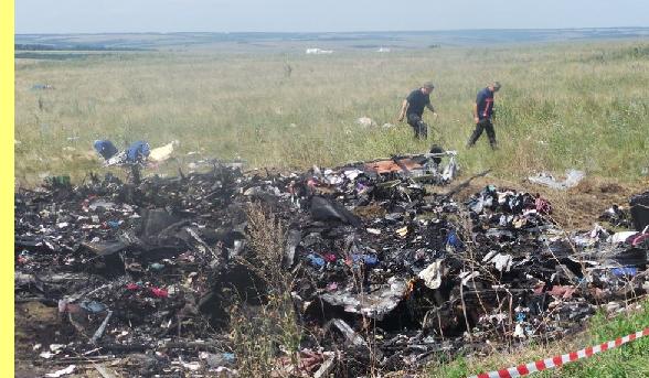 Destroços do avião da Malasya Airlines.