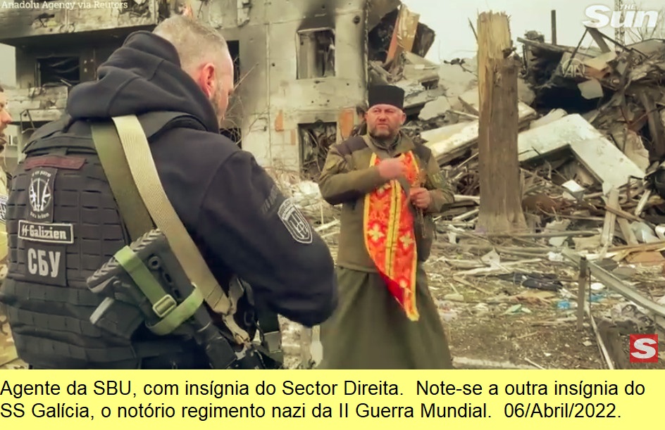 Agente da SBU, com insígnia do Sector Direita. Note-se a outra insígnia do SS Galicia, notório regimento nazi da II Guerra Mundial.