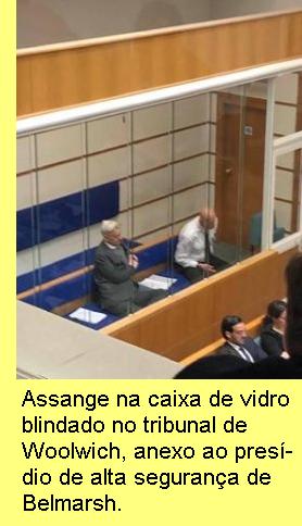 Assange na caixa de vidro blindado do tribunal de Woolwhich.