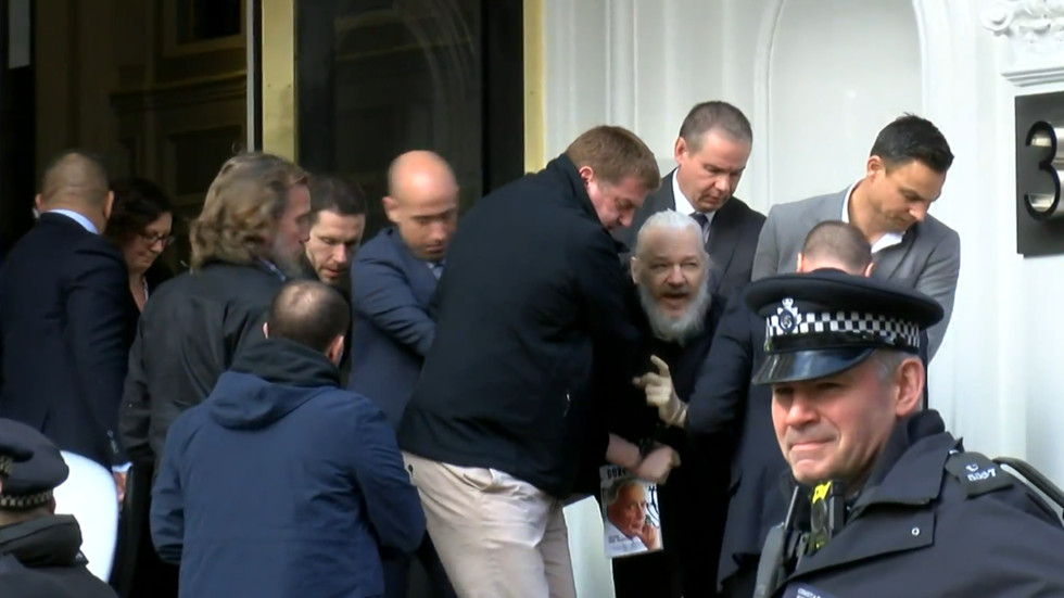 Arrastado pela pol�cia, Assange � retirado da Embaixada do Equador.