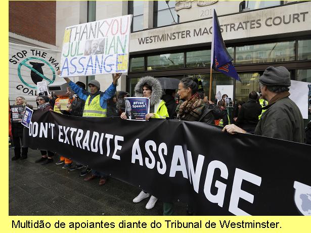 Apoiantes de Assange diante do Tribunal de Westminster.